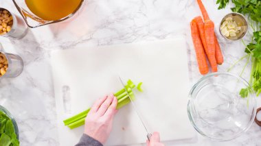 Vejetaryen fasulye çorbası pişirmek için sebzeleri doğramak..
