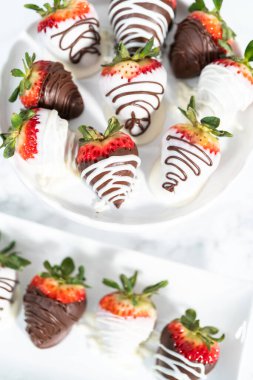 Beyaz ve siyah çikolata soslu çilek tezgahında..