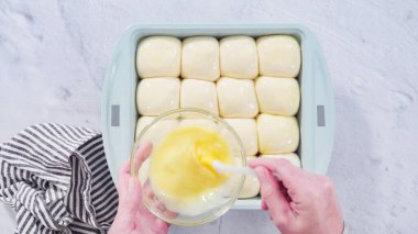 Düz yatıyordu. Fırın tavasında donmuş hamur köftelerini hazırlıyorum..