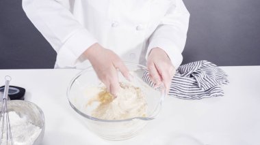 Tarçınlı rulo pişirmek için elle hamur örüyorum..