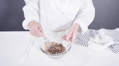 Ev yapımı tarçınlı rulo için cam kasede karışımlar hazırlıyorum..