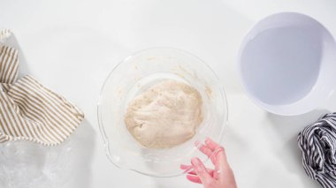 Düz yatıyordu. Tarçınlı rulo pişirmek için elle hamur örüyorum..