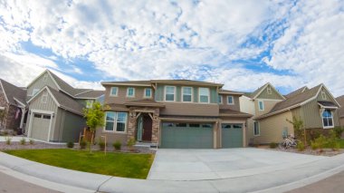 Bir yaz sabahı tipik bir banliyö mahallesi manzarası.