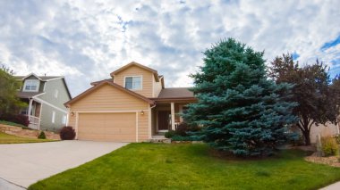 Bir yaz sabahı tipik bir banliyö mahallesi manzarası.