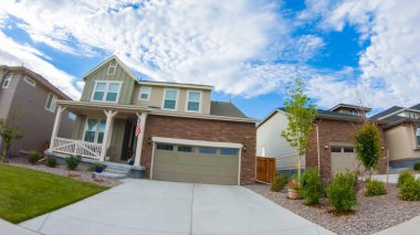 Bir yaz sabahı tipik bir banliyö mahallesi manzarası.