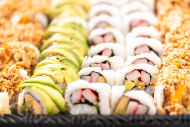Önceden paketlenmiş suşi ve suşi çeşitleri plastik tepside..