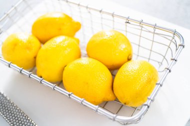 Limonlu kek yapmak için bir sepet dolusu limon..