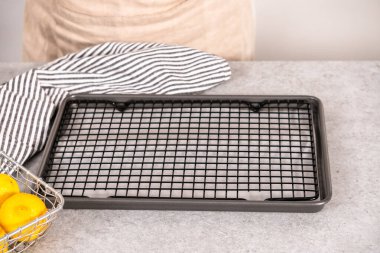 Soğutucu bir mutfak rafında limonlu kek pişirdim..