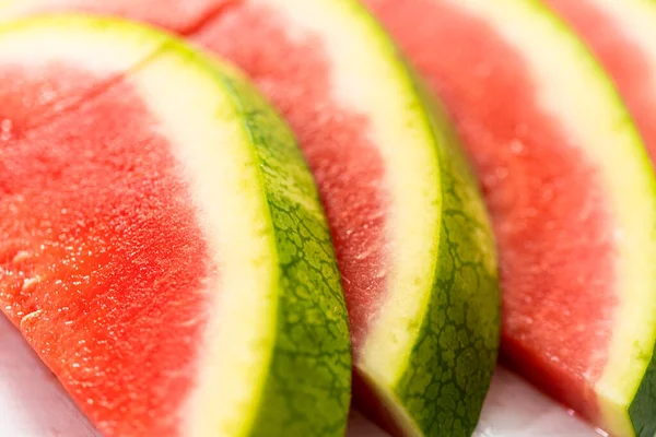 Schneiden Roter Kernloser Wassermelonen Auf Einem Weißen Schneidebrett — Stockfoto