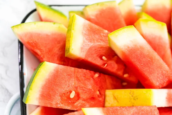 Kleine Scheiben Roter Kernloser Wassermelone Auf Dem Tablett Für Die — Stockfoto