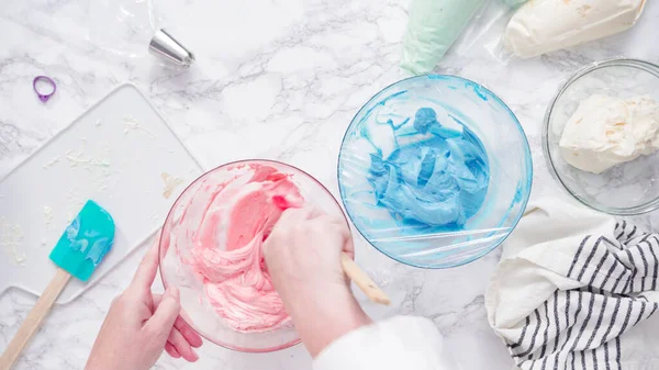 Mixing Food Coloring Buttercream Frosting — Stock Photo, Image