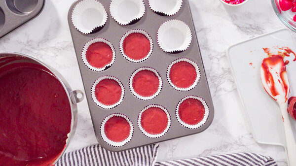 Плоский лежал. Шаг за шагом. Сбор кексовое тесто в фольгу кексы чашки, чтобы испечь красный бархатный кексы.