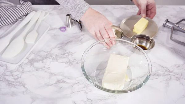Adım Adım Krem Peynirli Krema Hazırlamak Için Mutfak Mikserinin Malzemelerini — Stok fotoğraf