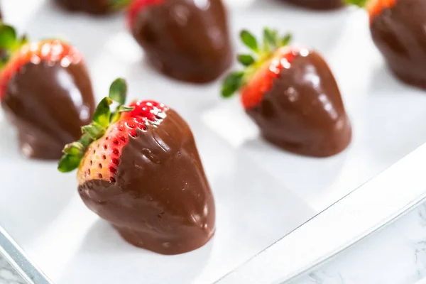 Preparazione Fragole Immerse Nel Cioccolato Bianco Fondente — Foto Stock