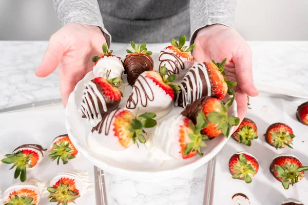 Λευκή Και Μαύρη Σοκολάτα Βουτηγμένες Φράουλες Μια Λευκή Βάση Κέικ — Φωτογραφία Αρχείου