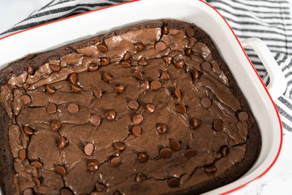 Pečení Domácích Brownies Extra Čokoládových Lupínků Vrcholu — Stock fotografie