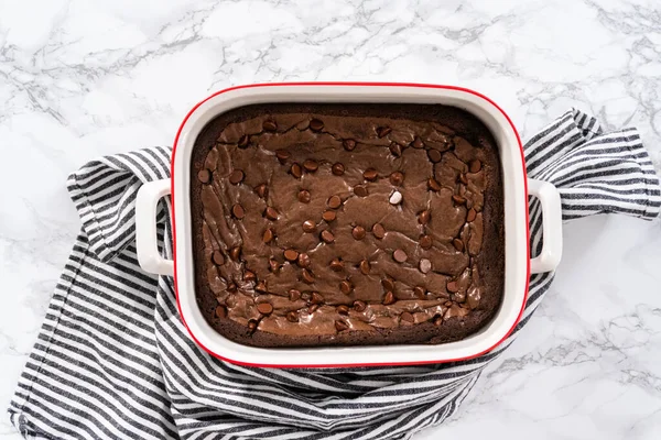 Deitado Cozimento Brownies Caseiros Com Chips Chocolate Extra Topo — Fotografia de Stock