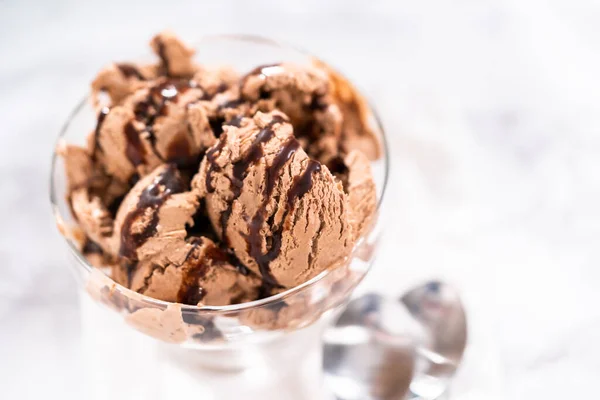 Подача Домашнього Шоколадного Чіпсу Морозива Збитого Шоколадом Скляній Мисці — стокове фото