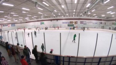 Denver, Colorado, ABD-12 Ocak 2020 - İç buz pateni pistinde halka açık buz pateni oturumu.