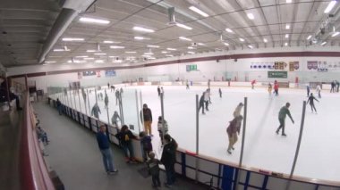 Denver, Colorado, ABD-12 Ocak 2020 - İç buz pateni pistinde halka açık buz pateni oturumu.