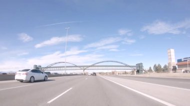Denver, Colorado, ABD-13 Ocak 2020 - Amerika 'nın banliyölerinde tipik asfalt yollarda sürüş.