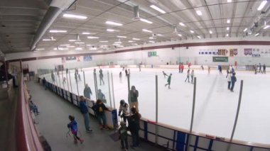 Denver, Colorado, ABD-12 Ocak 2020 - İç buz pateni pistinde halka açık buz pateni oturumu.