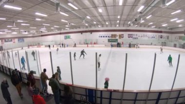 Denver, Colorado, ABD-12 Ocak 2020 - İç buz pateni pistinde halka açık buz pateni oturumu.