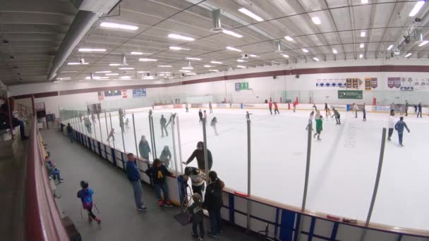 Denver Colorado Usa Januar 2020 Öffentliche Eislaufsession Auf Der Eishalle — Stockvideo