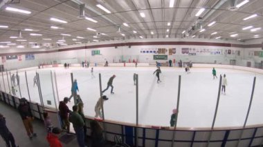 Denver, Colorado, ABD-12 Ocak 2020 - İç buz pateni pistinde halka açık buz pateni oturumu.