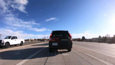 Denver, Colorado, ABD-13 Ocak 2020 - Amerika 'nın banliyölerinde tipik asfalt yollarda sürüş.