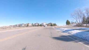 Denver, Colorado, ABD-13 Ocak 2020 - Amerika 'nın banliyölerinde tipik asfalt yollarda sürüş.