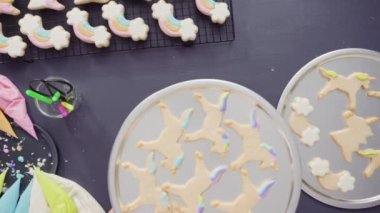 Düz yatıyordu. Adım adım. Tek boynuzlu at şekerli kurabiyelerin üzerine kraliyet kremalı gıda simleri boyamak..