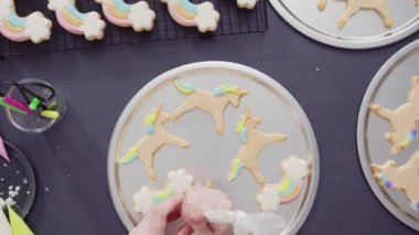 Düz yatıyordu. Adım adım. Tek boynuzlu at şekerli kurabiyelerin üzerine kraliyet kremalı gıda simleri boyamak..