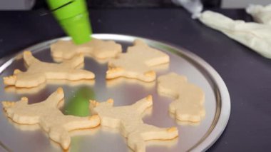 Düz yatıyordu. Adım adım. Tek boynuzlu at şekerli kurabiyelerin üzerine kraliyet kremalı gıda simleri boyamak..