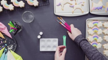 Düz yatıyordu. Adım adım. Tek boynuzlu at şekerli kurabiyelerin üzerine kraliyet kremalı gıda simleri boyamak..