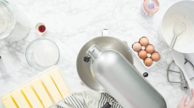 Adım adım. Düz yatıyordu. Şekerli kurabiye pişirmek için mutfak mikserinin malzemelerini karıştırıyorum..