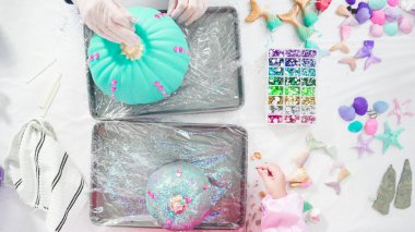 Düz yatıyordu. Adım adım. Cadılar Bayramı için kafiyeli sanat balkabakları, deniz kızı kuyrukları ve deniz kabuğu temalı deniz kızı dekorasyonu..