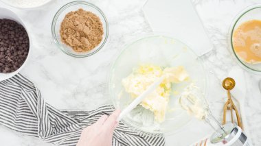 Adım adım. Düz yatıyordu. Çikolata parçacıklı kurabiye yapmak için cam kasede malzemeleri karıştırıyorum..