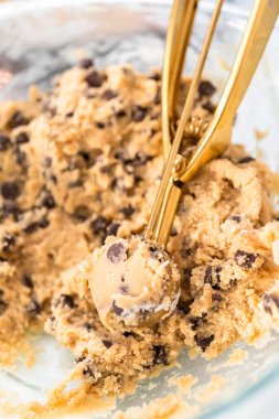 Ev yapımı kurabiye hamuru ve bardakta çikolata parçacıkları..