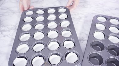 Adım adım. Mini çikolatalı kek pişirmek için kek kalıplarıyla kek tepsisi hazırlıyorum..