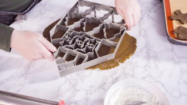 Adım adım. Zencefilli kurabiye hamurundan Noel kurabiyeleriyle şekiller kesiyorum..