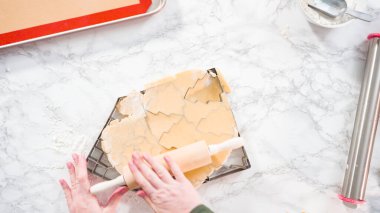 Düz yatıyordu. Adım adım. Şekerli kurabiye hamurundan Noel kurabiyeleriyle şekiller kesiyorum..