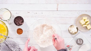 Düz yatıyordu. Çikolatalı ahududu kekleri pişirmek için malzemeler karıştırıyorum..