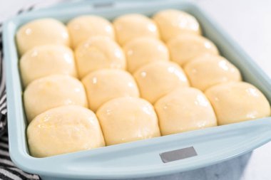 Fırında pişirmeden önce yumurta ve süt karışımıyla yemek rulolarını fırçalamak.