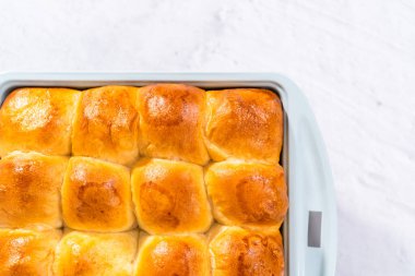 Fırında yeni pişmiş börekler..