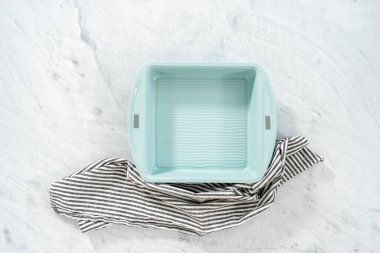 Düz yatıyordu. Pişirme tavasındaki önceden hazırlanmış donmuş hamur köftelerini pişiriyorum..