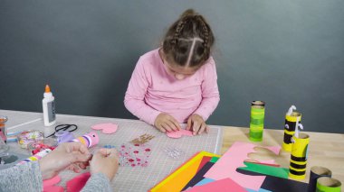 Çocuk kâğıtları. Boş tuvalet kağıdı rulolarından ve inşaat kağıdından kağıt hataları yapmak.