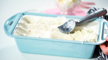 Ev yapımı hindistan cevizli dondurmayı cam bir dondurma kasesine koymak..