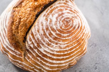 Taze fırınlanmış buğday ekmeği ekmeği ve ekmek koruma sepetinden işaretler..