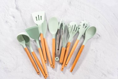 Düz yatıyordu. Ahşap saplı silikon pişirme aletleri.